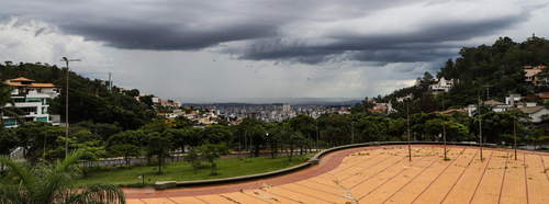 Embora não atue diretamente em Minas Gerais, o ciclone, junto a uma frente fria, vai intensificar a convergência de umidade, provocando tempo severo